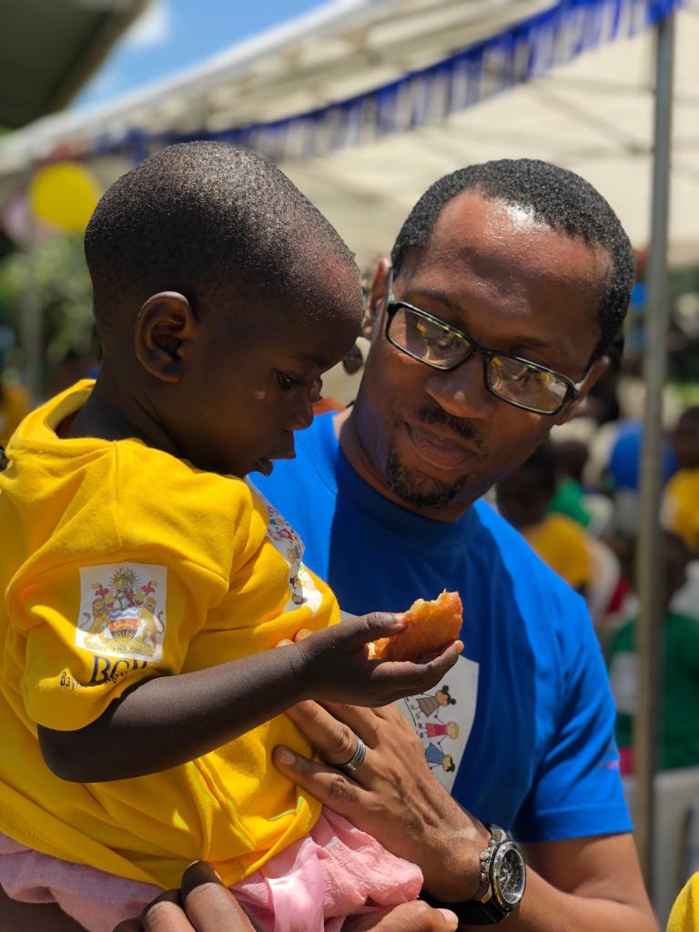Nmazuo Ozuah博士在國際兒童癌症日與一名年輕患者在一起。