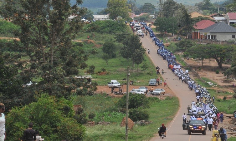 Image of hundreds mobilize in Lyantonde during the World Sight Day 