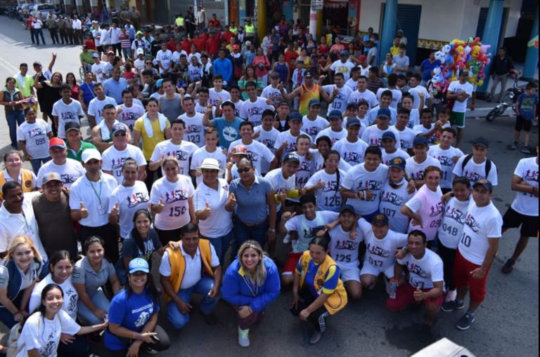 Gruppenfoto mit den Marathonläufer*innen in Ecuador.