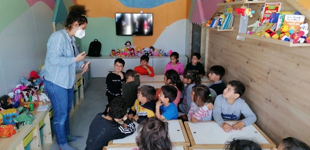 Des enfants dans un espace d'apprentissage aménagé dans un conteneur MiniKo.