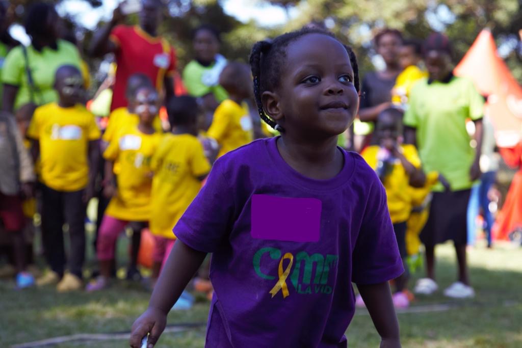 Joven sobreviviente de cáncer infantil en Uganda